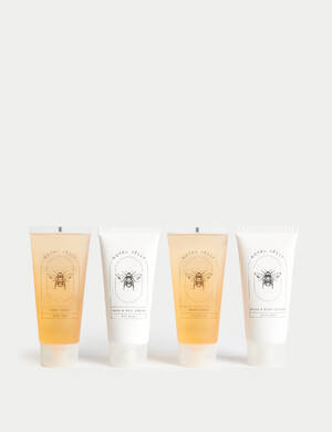 marksandspencer_XMAS2023_GIFTSHOP_T20_0606_darkova kosmeticka sada royal jelly_sprchovy gel_pena do koupele_krem na ruce_telove mleko_399Kc_foto2.jpg
